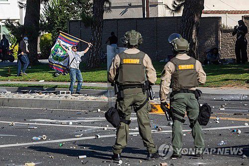 LA 이민 단속 반대 시위(LA AFP=연합뉴스) 7일(현지시간) LA에서 이어진 이민 단속 반대 시위. 2025.06.08