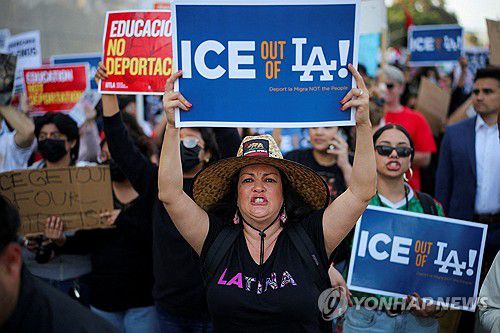 LA에서 ICE 단속에 반발하는 대규모 시위대[로이터=연합뉴스. 재판매 및 DB 금지]