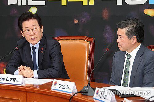 이재명 대통령(당시 더불어민주당 대표)이 작년 12월 16일 오후 서울 여의도 국회에서 제임스 김 주한미국상공회의소(암참) 회장을 접견하고 있다.[연합뉴스 자료사진]