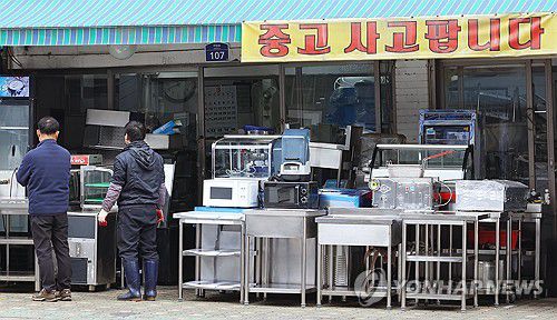 '코로나때보다 힘들어'…자영업자 두달새 20만명 폐업(서울=연합뉴스) 진연수 기자 = 내수 침체가 장기화하면서 자영업자가 최근 두 달간 20만명 넘게 줄었다. 국내 자영업자 수는 코로나 사태 당시 수준인 550만명으로 국제통화기금(IMF) 외환위기 당시인 1997년보다 적다. 10일 통계청에 따르면 지난 1월 자영업자 수는 550만명으로 집계됐다. 이는 엔데믹(풍토병으로 굳어진 감염병)을 앞둔 지난 2023년 1월 이후 가장 적은 것이다.     사진은 10일 서울 중구 황학동 주방거리의 중고주방 가구 매장 모습. 2025.3.10 jin90@yna.co.kr