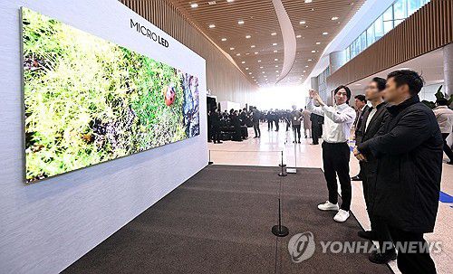 지난 3월 19일 경기 수원시 영통구 수원컨벤션센터에서 열린 제56기 삼성전자 정기주주총회에서 주주들이 삼성전자 마이크로 LED TV를 보고 있다.[연합뉴스 자료사진]