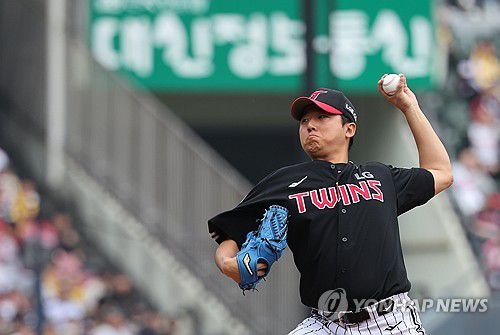 역투하는 송승기(서울=연합뉴스) 임화영 기자 = 5일 서울 잠실야구장에서 열린 프로야구 LG 트윈스와 두산 베어스의 경기.     LG 선발 송승기가 역투하고 있다. 2025.5.5 hwayoung7@yna.co.kr