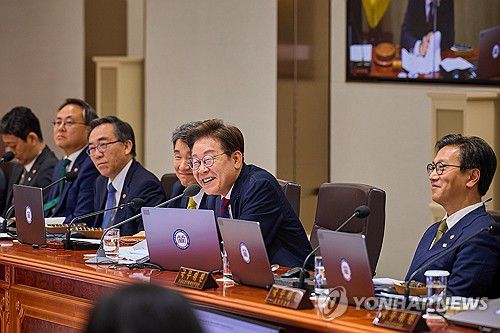 이재명 대통령, '김밥 오찬' 국무회의(서울=연합뉴스) 이재명 대통령이 5일 서울 용산 대통령실 청사에서 김밥으로 점심을 대신하며 국무회의를 이어가고 있다. 2025.6.5 [대통령실 제공. 재판매 및 DB 금지] photo@yna.co.kr