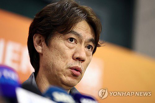 인터뷰하는 홍명보 감독(영종도=연합뉴스) 윤동진 기자 = 홍명보 대한민국 축구 대표팀 감독이 6일 인천국제공항을 통해 귀국, 취재진과 인터뷰를 하고 있다. 2025.6.6 mon@yna.co.kr