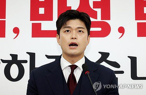 발언하는 김용태 비상대책위원장(서울=연합뉴스) 김주형 기자 = 국민의힘 김용태 비상대책위원장이 8일 국회에서 현안관련 기자회견을 열고 발언하고 있다. 2025.6.8 kjhpress@yna.co.kr