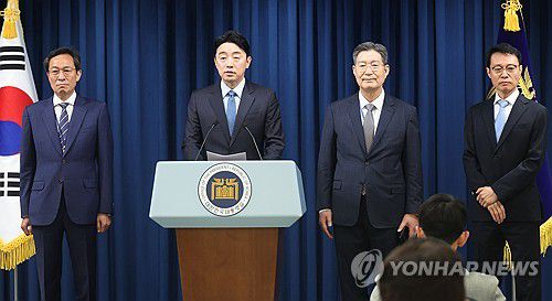 대통령실 정무·홍보·민정수석(서울=연합뉴스) 한상균 기자 = 강훈식 대통령 비서실장이 8일 용산 대통령실에서 정무,홍보,민정 수석 인선을 발표하고 있다.     왼쪽부터 우상호 정무수석, 강 비서실장, 오광수 민정수석, 이규연 홍보소통수석. 2025.6.8 xyz@yna.co.kr