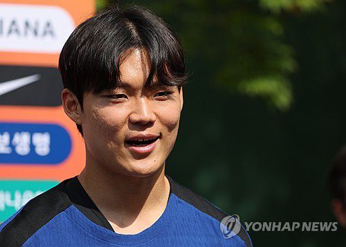 답변하는 오현규(파주=연합뉴스) 서명곤 기자 = 오현규가 8일 파주 국가대표트레이닝센터(NFC)에서 북중미 월드컵 예선 최종전을 앞두고 열린 축구 국가대표팀 훈련에서 취재진의 질문에 답하고 있다. 2025.6.8 seephoto@yna.co.kr