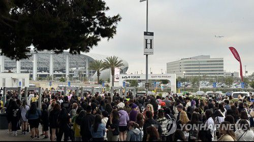 슈가 LA 콘서트 개막 (로스엔젤레스=연합뉴스) 이세영 기자 = 15일(현지시간) 미국 캘리포니아 잉글우드 소파이 스타디움 기아 포럼에서 열린 방탄소년단 멤버 슈가의 단독 콘서트를 찾은 팬들이 행사장에 입장하고 있다. 2023.5.15 seva@yna.co.kr