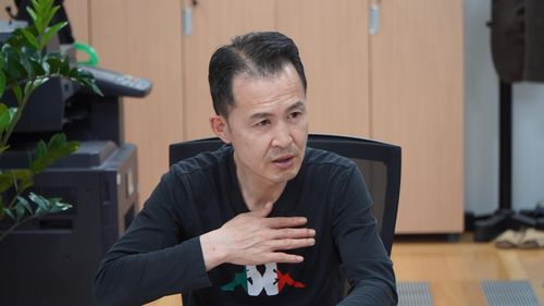 연합뉴스와 인터뷰 중인 송준영 씨[고아권익연대 촬영]