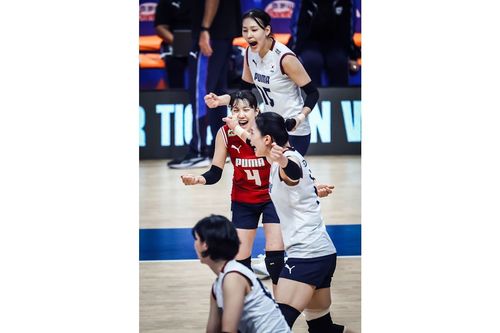 득점하고 함께 기뻐하는 한국 여자배구 대표팀[국제배구연맹 제공. 재판매 및 DB 금지]