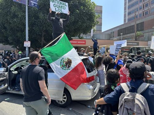 LA 도심 구금시설 앞에서 불법이민 단속에 항의하는 시위대(로스앤젤레스=연합뉴스) 임미나 특파원 = 8일(현지시간) 미국 로스앤젤레스(LA) 도심의 연방 구금시설인 '메트로폴리탄 디텐션 센터'(Metropolitan Detention Center, 이하 MDC) 앞에서 시위 중인 사람들. 이들은 미 이민세관단속국(ICE)의 대대적인 불법이민자 단속에 반발하는 시위를 사흘째 벌이고 있다. mina@yna.co.kr
