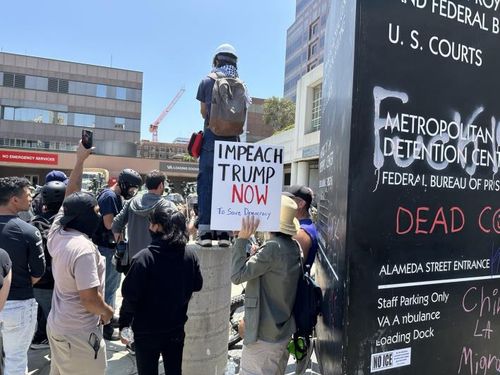 LA 도심 구금시설 앞에서 불법이민 단속에 항의하는 시위대(로스앤젤레스=연합뉴스) 임미나 특파원 = 8일(현지시간) 미국 로스앤젤레스(LA) 도심의 연방 구금시설인 '메트로폴리탄 디텐션 센터'(Metropolitan Detention Center, 이하 MDC) 앞에서 시위 중인 사람들. 이들은 미 이민세관단속국(ICE)의 대대적인 불법이민자 단속에 반발하는 시위를 사흘째 벌이고 있다. mina@yna.co.kr