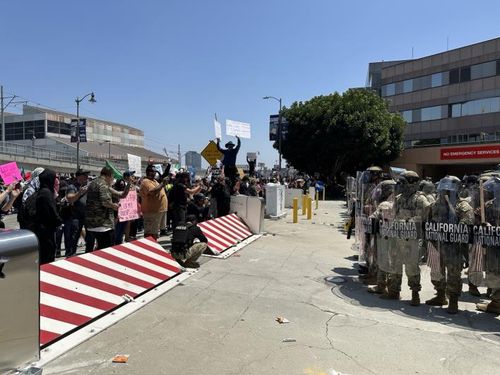 미 LA에서 불법이민 단속에 항의하는 시위대와 이를 막아선 주방위군(로스앤젤레스=연합뉴스) 임미나 특파원 = 8일(현지시간) 미국 로스앤젤레스(LA) 도심의 연방 구금시설인 '메트로폴리탄 디텐션 센터'(Metropolitan Detention Center, 이하 MDC) 앞에서 주방위군이 시위대와 대치하고 있다. 시위대는 미 이민세관단속국(ICE)의 대대적인 불법이민자 단속에 반발하는 시위를 사흘째 벌이고 있다. mina@yna.co.kr