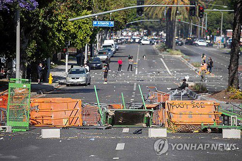 8일 LA 남쪽 지역의 한 거리에 시위 물품이 널브러져 있다[AFP=연합뉴스. 재판매 및 DB 금지]