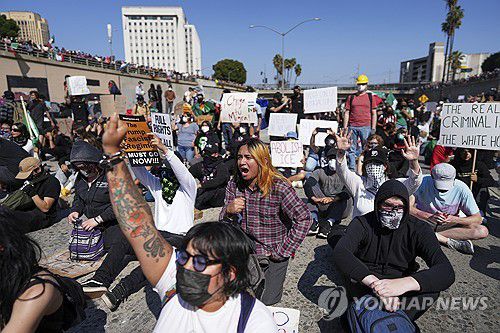 101번 고속도로 점거한 LA 시위대[AP=연합뉴스 자료사진. 재판매 및 DB 금지]