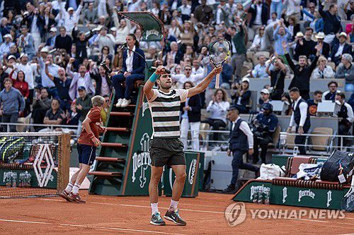 팬들의 환호에 답하는 알카라스[로이터=연합뉴스] Mandatory Credit: Susan Mullane-Imagn Images