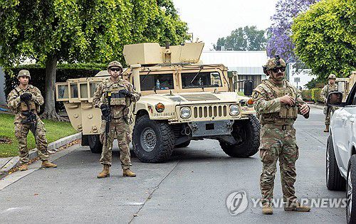 LA에 배치된 주방위군(로스앤젤레스 로이터=연합뉴스) 로스앤젤레스에 배치된 주 방위군이 8일(현지시간) 도심 지역에서 검문하고 있다. 2025.6.8 photo@yna.co.kr