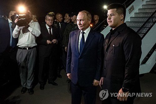 푸틴 대통령과 사진 찍는 카디로프의 아들 아담 카디로프(오른쪽) 모습[타스=연합뉴스. 러시아 대통령 언론실 제공. 재판매 및 DB 금지]