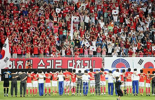 관중과 함께 기뻐하는 한국팀(두바이=연합뉴스) 강종구 특파원 = 6일(현지시간) 두바이 알-막툼경기장에서 아랍에미리트를 꺾고 7회 연속 월드컵 본선 진출을 확정 지은 한국 축구대표팀 선수들이 관중들과 함께 승리를 축하하고 있다. 2009.6.7 inyon@yna.co.kr