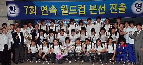 축구대표팀 월드컵 본선 진출(영종도=연합뉴스) 이상학 기자 = 7회 연속 월드컵본선 진출에 성공한 축구대표팀  허정무 감독과 선수들이 7일 오후 영종도 인천공항을 통해 귀국, 기념촬영을 하고 있다. 2009.6.7 leesh@yna.co.kr