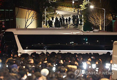 긴장감 속 대통령 관저(서울=연합뉴스) 서대연 기자 = 고위공직자범죄수사처(공수처)와 경찰이 윤석열 대통령에 대한 2차 체포영장 집행에 나선 지난 1월 15일 용산구 한남동 대통령 관저에서 경호 관계자들이 대기를 하고 있다. 2025.1.15 dwise@yna.co.kr