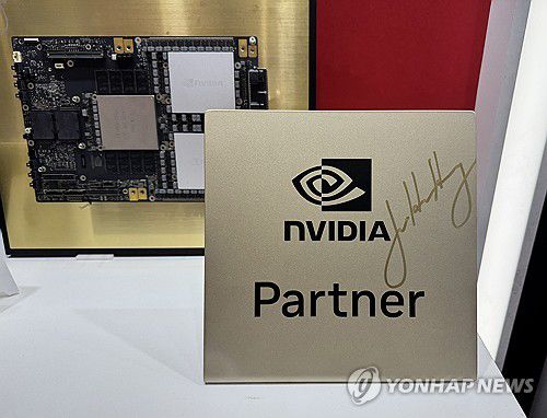 젠슨 황 엔비디아 CEO가 SK하이닉스 제품에 남긴 사인(타이베이=연합뉴스) 강태우 기자 = 젠슨 황 엔비디아 CEO가 지난 20일 대만 타이베이 난강 전시관에서 열린 '컴퓨텍스 2025'에서 SK하이닉스 부스를 찾아 전시된 엔비디아 파트너 사인을 남겼다. 2025.5.21 burning@yna.co.kr