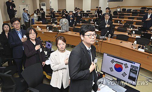 전국법관대표회의, 국기에 경례하는 참석자들(고양=연합뉴스) 김도훈 기자 = 26일 경기도 고양시 사법연수원에서 열린 전국법관대표회의에서 의장을 맡은 김예영 서울남부지법 부장판사(앞줄 오른쪽 세번째)를 비롯한 참석자들이 국기에 경례를 하고 있다. 2025.5.26 [공동취재] superdoo82@yna.co.kr