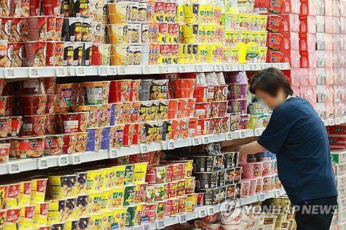 혼란기 라면·과자 등 식품값 줄인상에 서민 물가부담(서울=연합뉴스) 진연수 기자 = 지난해 정부의 압박에 가격 인상을 자제해오던 식품업체들은 지난해 12월 계엄 사태 이후 이어진 탄핵 정국의 혼란기에 제품 가격을 줄줄이 올렸다. 동서식품은 국내 믹스커피 시장의 대부분을 점유한 맥심 모카골드 가격을 9% 올렸다. 롯데웰푸드도 8개월 새 과자와 아이스크림 가격을 두 차례 인상하면서 빼빼로 2천원 시대를 열었다. 농심도 라면과 스낵에 이어 스프 가격도 인상했다.      사진은 1일 서울의 한 대형마트 라면 판매대. 2025.6.1 jin90@yna.co.kr