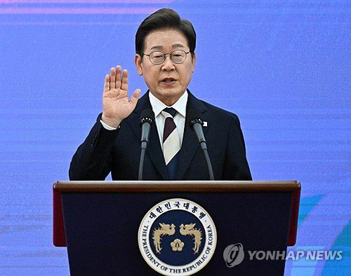 취임 선서하는 이재명 대통령(서울=연합뉴스) 이재명 대통령이 4일 서울 여의도 국회에서 열린 제21대 대통령 취임선서식에서 취임 선서를 하고 있다. 2025.6.4 [국회사진기자단] photo@yna.co.kr