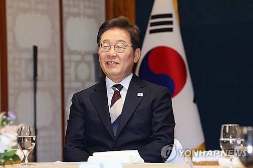 제21대 대통령 취임 기념 오찬 참석한 이재명 대통령(서울=연합뉴스) 이재명 대통령이 4일 서울 여의도 국회 사랑재에서 열린 제21대 대통령 취임 기념 오찬에 참석해 있다. 2025.6.4 [국회사진기자단] photo@yna.co.kr