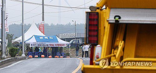 폐기물처리시설 봉쇄한 제주 동복리 주민들(제주=연합뉴스) 변지철 기자 = 8일 폐기물처리시설인 제주환경자원순환센터가 위치한 제주시 구좌읍 동복리에서 지역 주민들이 '농경지 폐열지원사업 약속이행 촉구 결의대회'를 열고 지원사업 약속 이행을 제주도에 요구하며 센터 진입로를 이틀째 봉쇄하고 있다. 2025.6.8 bjc@yna.co.kr