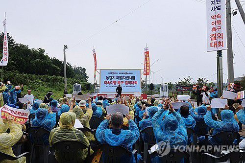 "제주도, 마을 지원 사업 약속 이행하라!"(제주=연합뉴스) 변지철 기자 = 8일 폐기물처리시설인 제주환경자원순환센터가 위치한 제주시 구좌읍 동복리에서 지역 주민들이 '농경지 폐열지원사업 약속이행 촉구 결의대회'를 열고 지원사업 약속 이행을 제주도에 요구하며 센터 진입로를 이틀째 봉쇄하고 있다. 2025.6.8 bjc@yna.co.kr