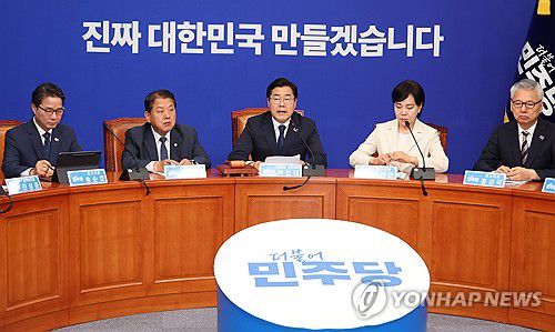 민주당 최고위원회의(서울=연합뉴스) 김주성 기자 = 더불어민주당 박찬대 대표 직무대행 겸 원내대표가 9일 서울 여의도 국회에서 열린 최고위원회의에서 발언하고 있다. 2025.6.9 utzza@yna.co.kr