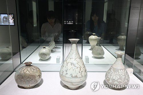 조선 전기 도자(서울=연합뉴스) 강민지 기자 = 9일 서울 용산구 국립중앙박물관에서 관계자가 용산 개관 20주년 기념 특별전 '새 나라 새 미술: 조선 전기 미술 대전'을 둘러보고 있다. 전시는 15~16세기 도자, 서화, 불교미술 등을 선보인다. 2025.6.9 mjkang@yna.co.kr