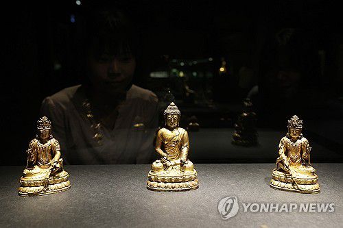 조선의 불교미술(서울=연합뉴스) 강민지 기자 = 9일 서울 용산구 국립중앙박물관에서 관계자가 용산 개관 20주년 기념 특별전 '새 나라 새 미술: 조선 전기 미술 대전'을 둘러보고 있다. 전시는 15~16세기 도자, 서화, 불교미술 등을 선보인다. 2025.6.9 mjkang@yna.co.kr