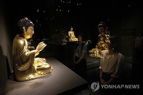 조선의 불교미술(서울=연합뉴스) 강민지 기자 = 9일 서울 용산구 국립중앙박물관에서 관계자가 용산 개관 20주년 기념 특별전 '새 나라 새 미술: 조선 전기 미술 대전'을 둘러보고 있다. 전시는 15~16세기 도자, 서화, 불교미술 등을 선보인다. 2025.6.9 mjkang@yna.co.kr