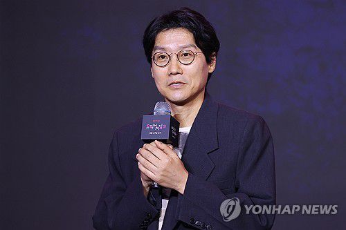 '오징어 게임' 시즌3 연출한 황동혁 감독(서울=연합뉴스) 진연수 기자 = 황동혁 감독이 9일 서울 용산구 드래곤시티 호텔에서 열린 넷플릭스 글로벌 흥행작 '오징어 게임' 시즌3 제작발표회에서 인사말을 하고 있다. 2025.6.9 jin90@yna.co.kr