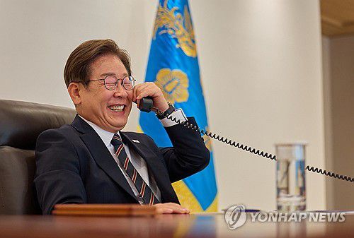 이재명 대통령, 일본 총리와 통화(서울=연합뉴스) 이재명 대통령이 9일 서울 용산 대통령실에서 이시바 시게루 일본 총리와 전화 통화를 하고 있다. 2025.6.9 [대통령실 제공. 재판매 및 DB 금지] photo@yna.co.kr