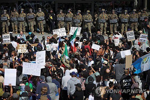 불법이민 단속에 항의하는 시위대 [로이터=연합뉴스 자료사진. 재판매 및 DB금지]