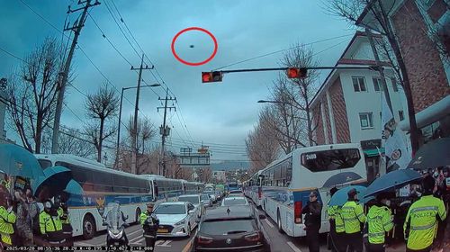 헌법재판소 앞에서 날아가는 계란[서울 종로경찰서 제공. 재판매 및 DB 금지]