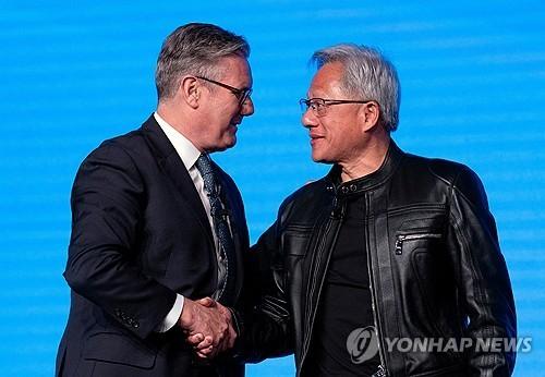 키어 스타머 영국 총리와 악수하는 젠슨 황 엔비디아 최고경영자(CEO)[로이터 연합뉴스]