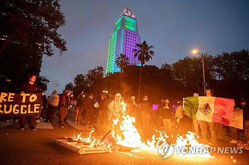 지난 8일 밤 LA 도심의 시위대[AFP=연합뉴스. 재판매 및 DB 금지]