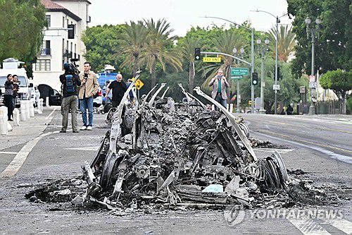 9일 오전 LA 도심에서 웨이모 차량이 불에 타 재만 남은 모습  [AFP=연합뉴스. 재판매 및 DB 금지]