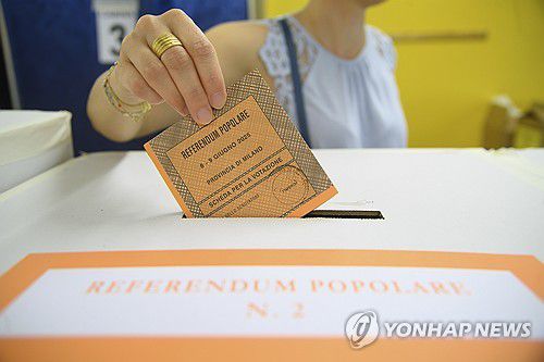 이탈리아 국민투표(밀라노 AP=연합뉴스) 8일(현지시간) 이탈리아 밀라노의 한 투표소에서 한 여성이 투표하고 있다. 2025.06.08 photo@yna.co.kr [라프레세 제공. 재판매 및 DB 금지]