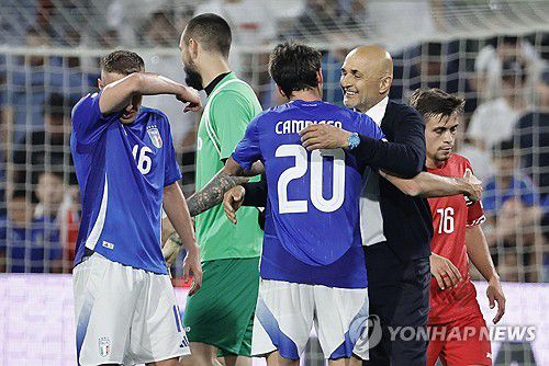 선수들과 포옹하는 이탈리아 대표팀의 루치아노 스팔레티 감독[EPA=연합뉴스]