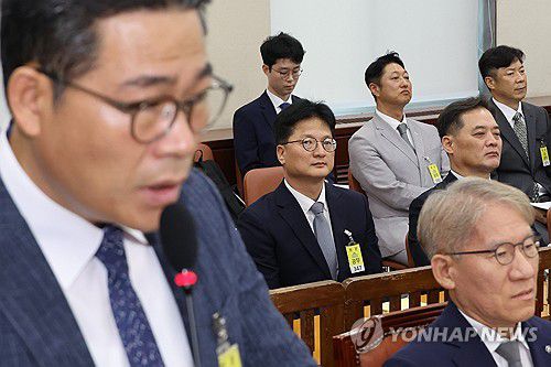 백해룡 바라보는 김찬수(서울=연합뉴스) 김주성 기자 = 지난해 8월 20일 오전 국회에서 열린 행정안전위원회의 '세관 연루 마약 밀반입 사건 수사 외압 의혹 청문회'에서 증인으로 출석한 김찬수 대통령비서실 지방시대비서관실 행정관(전 영등포서장)이 신문에 답하는 백해룡 강서경찰서 화곡지구대장(전 영등포서 형사과장)을 바라보고 있다. 2024.8.20 utzza@yna.co.kr