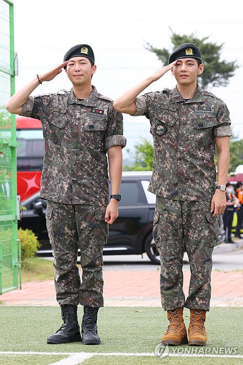 BTS RM·뷔, 만기 전역(춘천=연합뉴스) 진연수 기자 = 육군 현역 복무를 마치고 만기 전역한 그룹 방탄소년단(BTS) RM과 뷔가 10일 강원 춘천시 신북읍체육공원에서 거수경례하고 있다. 2025.6.10 jin90@yna.co.kr