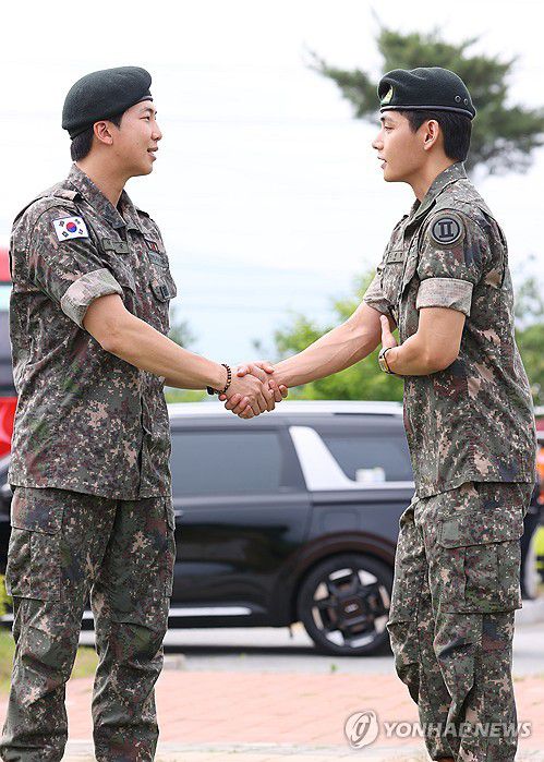 서로의 전역을 축하하는 RM과 뷔(춘천=연합뉴스) 진연수 기자 = 육군 현역 복무를 마치고 만기 전역한 그룹 방탄소년단(BTS) RM과 뷔가 10일 강원 춘천시 신북읍체육공원에서 악수하고 있다. 2025.6.10 jin90@yna.co.kr