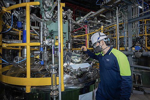 포스코퓨처엠 광양 전구체 공장 준공(서울=연합뉴스) 포스코퓨처엠이 10일 전남 광양에 연산 4만5천t 규모의 전구체 공장을 준공했다고 밝혔다. 직원이 광양 전구체 공장에서 제조 공정을 확인하고 있다. 2025.6.10 [포스코퓨처엠 제공. 재판매 및 DB 금지] photo@yna.co.kr