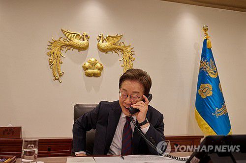 이재명 대통령, 시진핑 중국 국가주석과 통화(서울=연합뉴스) 이재명 대통령이 10일 서울 용산 대통령실에서 시진핑 중국 국가주석과 전화 통화를 하고 있다. 2025.6.10 [대통령실 제공. 재판매 및 DB 금지] photo@yna.co.kr